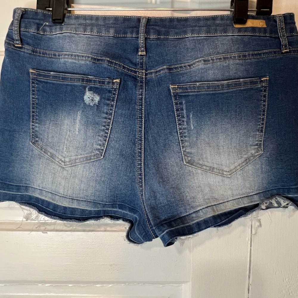 Women’s shorts. Bundle $10 items at 2/$10 - Picture 2 of 3